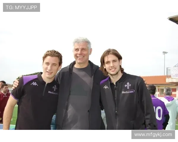 中老年足球明星同框合影展现岁月风采与足球激情的完美结合 中老年足球明星同框合影展现岁月风采与足球激情的完美结合