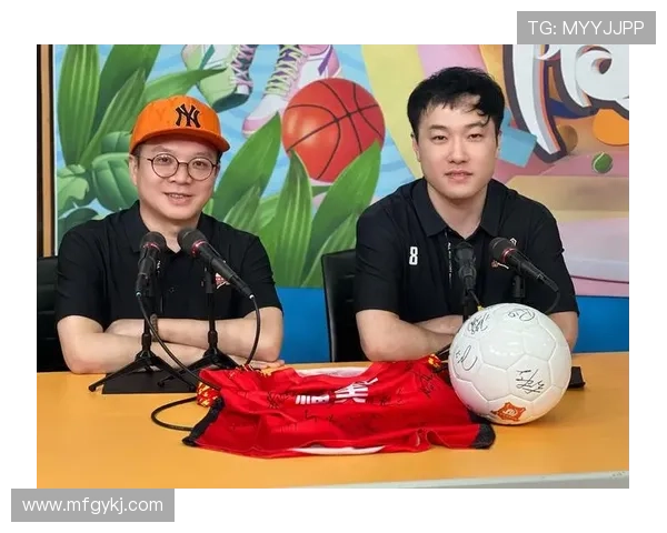 体彩店内足球明星装扮吸引球迷目光提升购彩热情 体彩店内足球明星装扮吸引球迷目光提升购彩热情