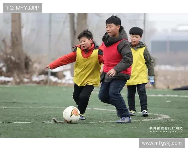 儿童同款足球明星鞋子让小球员尽享运动乐趣与时尚风采