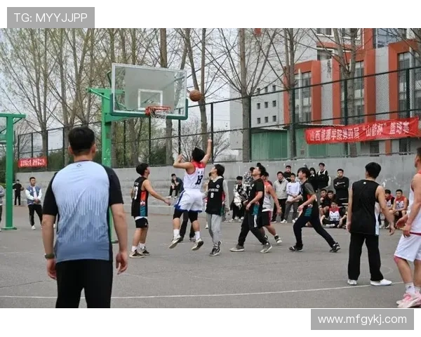 全运会回顾：重庆篮球队展现出强大实力与团队精神的精彩表现