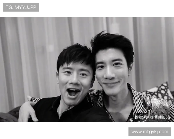 帅哥与足球明星亲密合影展现青春活力与运动魅力的完美结合